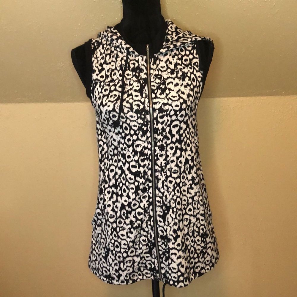 NWT Lily White Sleeveless Zippered Hoodie Small